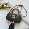 Bolsa de Boliche Portátil Moda Vintage Feminina 2025 Nova Simples Casual Texturizada Bolsa de Ombro Transversal Pequena Quadrada