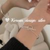 Versión coreana de joyería de plata con diseño de industria pesada S925, pulsera circular con diseño de hebilla OT de plata esterlina apilada, estilo ins femenino de alta gama.