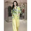 Atuendo de Primavera Casual de Moda Estilo Resort, un Conjunto Completo de Artículos Europeos, un Hermoso Conjunto de Dos Piezas de Camisa Floral y Pantalones de Pierna Ancha que Rejuvenece