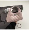 Bolsa Pequena Acolchoada Bordada da Moda para Mulheres 2026 Nova Bolsa Transversal Versátil com Corrente Bolsa de Mão Exclusiva para Saídas