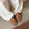 Chinelos de Moda Tecidos Vazados 1cm 2026 Verão Outdoor Bico Redondo Planos Slip-On Sandálias Versáteis