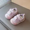 Sapatos de Andador de Couro para Crianças 2026 Nova Chegada de Outono Meninos Esportivos Versátil Decoração de Desenho Animado Sola Macia Antiderrapante