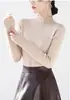 Blusa de tricô de designer Andi Velvet com gola alta discreta e única, adequada para mulheres usarem como camada base no outono e inverno, oferecendo um toque de luxo.