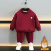 Conjunto de Moletom Forrado com Lã para Crianças Inverno Etiqueta Rosto Sorridente 2025 Inverno Novo Tendência Legal Menino Bebê Espessado Conjunto de Duas Peças
