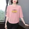Camiseta Feminina Tendência Estilo Coreano com Estampa de Letras, Manga Três Quartos, Caimento Solto, Emagrecedora, Rejuvenescedora, Top Versátil para Meia-Idade