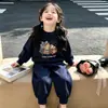 Conjunto de dos piezas de gato de dibujos animados estilo coreano para niños pequeños, con sudadera con forro polar y pantalones de cintura elástica hasta el tobillo, disponible en varios colores, proporcionando calidez para otoño e invierno