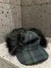 Chapéu de Pelúcia Xadrez com Proteção para Orelhas Estilo Ning Yizhuo para Mulheres no Outono e Inverno, Boné de Baseball Versátil e Fashionável, Pequeno Chapéu de Pato Quente que Valoriza o Rosto