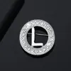 Nuevo Broche de Letra Capital Redonda Incrustada con Diamantes de Amazon Accesorios Creativos para Traje de Negocios de Hombres Fabricante
