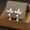 Brincos Elegantes e Delicados com Pingente de Borla Cravejada de Pedras Pequenas, Presilhas Versáteis Banhadas a Ouro para Orelhas Não Perfuradas, Acessórios Femininos