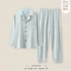 Pijama masculino de outono e inverno, feito com fleece escovado para maior aquecimento e um toque luxuoso, um conjunto de loungewear confortável e estiloso para homens, adequado para primavera e outono