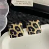 Brincos Geométricos Estampa de Leopardo Retrô Coreanos com Pino de Prata 925 Moda Outono e Inverno High-End Luxo Leve Brincos Elegantes para Mulheres