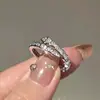 Anillo abierto con forma de serpiente de diamantes completos, diseño entrelazado de diamantes brillantes de lujo ligero, anillo ajustable, joyería de nicho para mujer al por mayor