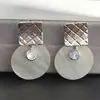Pendientes Blancos de Concha Estilo Francés para Mujer, Vacaciones Francesas, Nuevos Pendientes de Botón de Nicho 2026, Pendientes Elegantes de Lujo Ligero