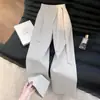 Calça feminina cinza de cintura alta com amarração e pernas largas, novo estilo minimalista de verão 2026, afina a silhueta e cobre os quadris, calça casual moderna para o dia a dia