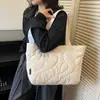 2026 Nova Bolsa Acolchoada de Algodão Estilo Coreano Simples, Bolsa de Ombro Casual da Moda para Mulheres, Bolsa de Mão Acolchoada Outono e Inverno, Leve