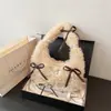 Bolsa de pelúcia estilosa transfronteiriça para axila feminina 2026 nova moda bolsa de ombro única bolsa tote fofa de grande capacidade