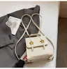 Mochila de Mano Retro de Alta Calidad para Mujer Otoño e Invierno 2026 Nueva Bolsa de Viaje para Estudiantes Bolso Cruzado Versátil de un Solo Hombro