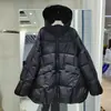 Jaqueta de Penas para Mulheres 2026 Outono e Inverno Estilo Coreano Corte Solto Tamanho Grande Penugem de Pato Branco Silhueta Solta Casaco de Comprimento Médio com Capuz