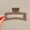 Elegante pinza de tiburón estilo coreano, pinza para el pelo mate versátil 2026, pinza de cangrejo simple y elegante de color café