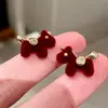 Novos Brincos de Cavalo com Orelhas de Veludo Estilo Chinês para Mulheres 2026 Novo Modelo Elegante Brincos de Cavalo Vinho Tinto Acessórios de Orelha Tendência de Alta Qualidade