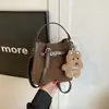 Bolsa Carteiro Saco de Balde Feminina Outono e Inverno 2025 Nova Versátil Fashionável e Exquisiteira Design de Nicho para o Trabalho Bolsa de Ombro