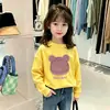 Camiseta versátil de manga larga de algodón puro a la moda estilo coreano para niños, nuevo estilo de otoño, linda camiseta interior de dibujos animados para niñas y niños pequeños