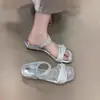 Hermosas sandalias de cuña con pedrería de tacón bajo Chuyuji para mujer, para uso exterior en verano, nuevo modelo 2026, adecuadas para combinar con faldas, sandalias de tacón alto sin cordones