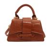 Bolso pequeño fresco de estilo occidental para mujer, primavera 2024, nuevo bolso bandolera cuadrado pequeño con textura de celebridad de Internet, todo a juego.