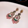 Colar de Flor com Pedras de Resina e Diamantes Estilo Europeu e Americano Moda Personalizada Colar Clavícula Nicho Elegante Joias de Alto Padrão Venda por Atacado
