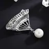 Broche de abanico de moda estilo coreano con circonita para mujer, corsage de perlas elegante de alta gama, pin para solapa de traje en forma de abanico versátil