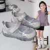 Sandalias Deportivas Infantiles 2026 Verano Nuevas Niñas Transpirables Malla Única Zapatos Casuales Niños Suela Suave Antideslizantes Zapatos para Cruzar Arroyos