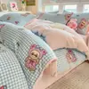 Conjunto de Quatro Peças de Veludo Leite Fresco e Fofo de Inverno, Conjunto de Três Peças de Flanela Espessa e Quente Estilo Cartoon para Dormitórios Estudantis