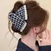 Presilha de Cabelo Grande Triangular Estilo Hepburn, Pinça Tubarão Shell de Cetim Francês para a Parte de Trás da Cabeça, Acessório de Cabelo de Luxo para Mulheres