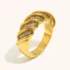 Moda Cruzada Europeia e Americana Elegante Nicho Joia de Mão Anel com Interface Torcida Retangular de Zircônio Banhado a Aço Inoxidável 18K Luxo Acessível Feminino