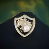 Nova Broche Escudo de Cavalo do Zodíaco Acessível de Luxo Versátil para Homens e Mulheres, Design de Pérola de Água Doce, Corsage Animal de Alta Qualidade