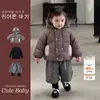 Conjunto súper elegante de chaqueta de plumón y pantalones para niñas, nuevo estilo de invierno, pantalones largos a cuadros de dos piezas falsas, capa base versátil, conjunto de tres piezas, moderno