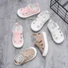 Sandalias infantiles 2024 Velcro para bebés niños y niñas suela suave punta cerrada zapatos con agujeros cuero hueco transpirable sandalias