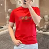 Camiseta para hombre, de manga corta, estilo europeo, corte slim, a la moda, colección de verano 2025, con múltiples elementos de diseño, cuello redondo, tela de alta calidad y un toque de lujo