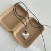 Colar Longo com Pingente Metálico em Forma de Coração para Mulheres, Corrente Versátil Simples de Alta Qualidade para Suéter, Acessório de Corrente para Moletom com Design de Nicho