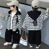 Conjunto de cárdigan con capucha para niño Primavera y Otoño 2026 Nuevo Estilo Coreano Chaqueta a Rayas y Pantalones Jogger Conjunto de Dos Piezas