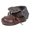 Botas de Cano Curto Versáteis e Estilosas para Meninas 2026 Nova Moda Outono Sapatos de Couro Marrom Acabamento Floral Botas de Cano Curto Vintage para Meninas