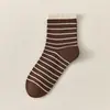 Meias listradas de comprimento médio para outono e inverno para mulheres, simples e versáteis, meias slouch de algodão penteado com alta elasticidade, meias esportivas para estudantes