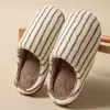 Nuevas zapatillas de algodón estilo japonés para mujer, otoño e invierno, felpa a rayas, cálidas para el hogar interior, silenciosas, antideslizantes, zapatos de algodón para mujer, invierno