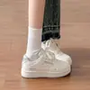 Tênis brancos de sola grossa para meninas doces e mulheres, tênis de nicho para primavera e outono de 2026, mocassins chunky casuais para estudantes, em estoque para dropshipping