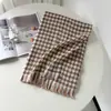 Cachecol clássico versátil xadrez pied-de-poule para mulheres no outono e inverno, cachecol xadrez preto e branco de cashmere sintético, xale de estudante para mulheres, atacado