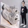 Zapatillas para niñas 2026 primavera y otoño nuevo estilo infantiles de moda versátiles tipo papá zapatos casuales para niños zapatillas de correr para niños
