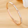 Pulsera de acero inoxidable con incrustaciones de concha blanca simple de estilo ins transfronterizo entre Europa y Estados Unidos, acero de titanio para mujer, no se decolora, nicho femenino
