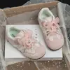 Tênis Infantil 2026 Novo Outono Estilo Coreano Sapatos para Meninas Tênis Esportivo Respirável Sapatos de Treino Alemães Sola Macia para Meninas