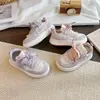 Zapatillas Deportivas Suaves para Niñas 2026 Primavera/Verano Nuevos Zapatos Casuales Versátiles de Moda Infantil con Adorno de Encaje Zapatos de Plataforma Pequeña Modernos