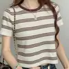 En Stock Estilo Fresco Cuello Redondo Rayado Versátil Manga Corta Seda de Hielo Top Punto para Mujer Diseño de Verano Camisa de Punto Adelgazante
